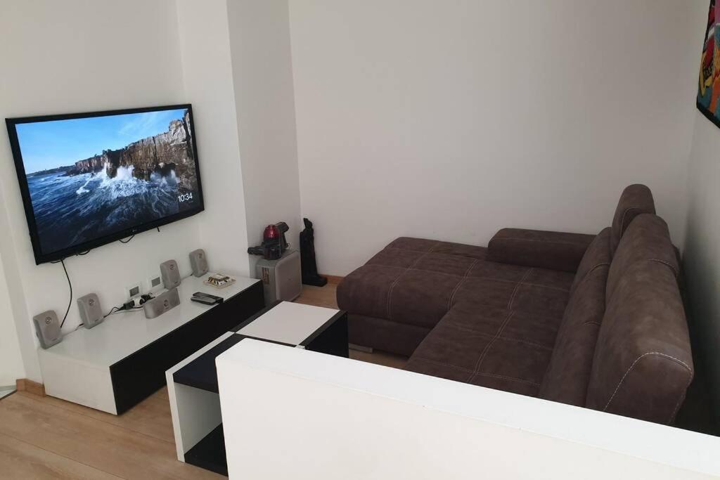 Your Lovely Home, Porta Venezia-1 Queen Bed, 3 Single Beds, 1 Sofa Bed- Milán Exteriér fotografie