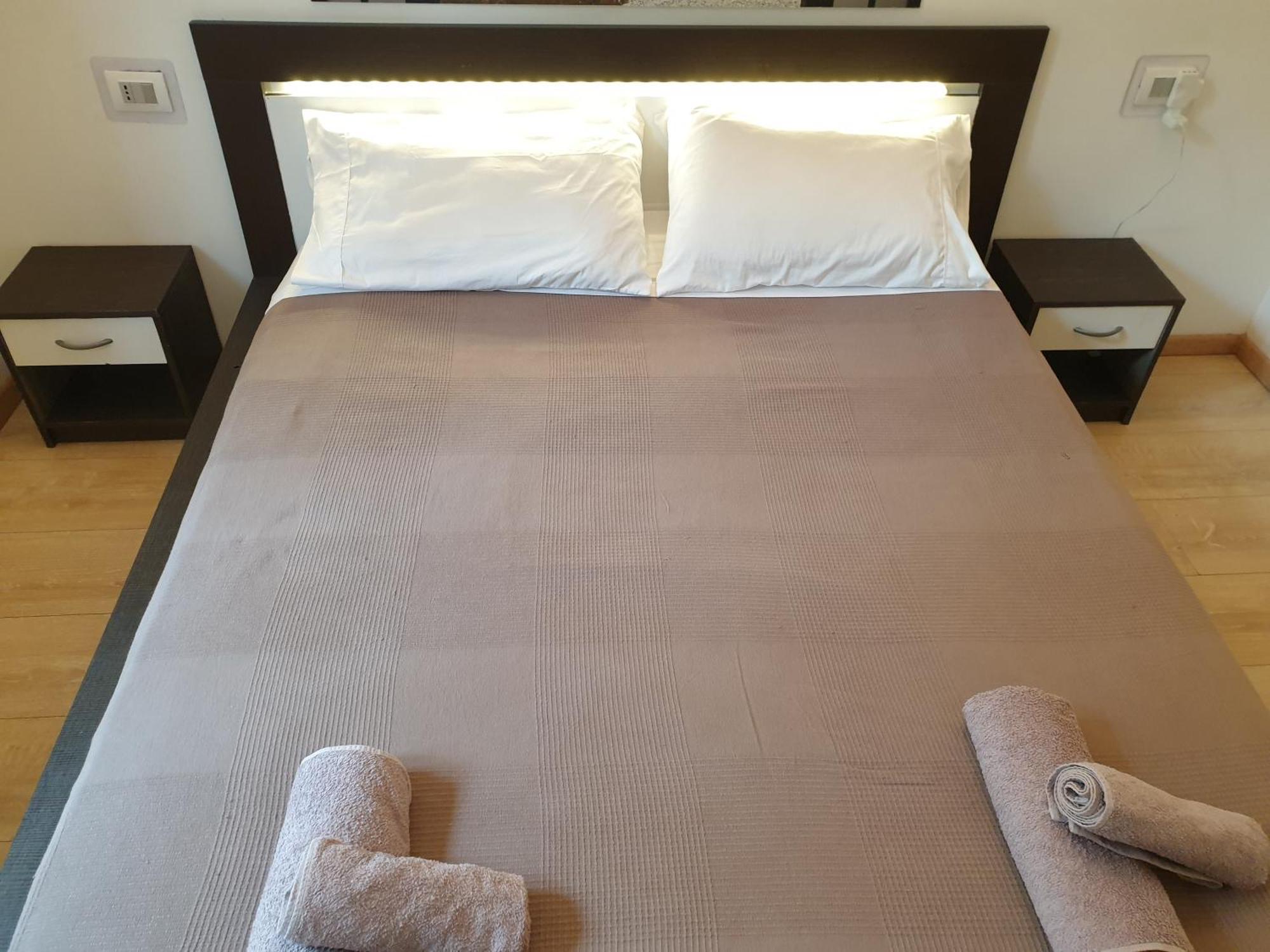 Your Lovely Home, Porta Venezia-1 Queen Bed, 3 Single Beds, 1 Sofa Bed- Milán Exteriér fotografie